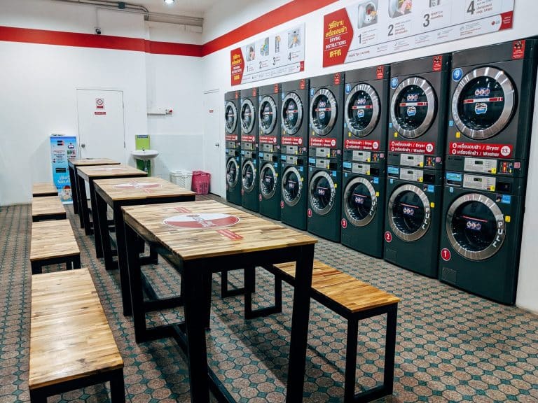 Veja como é e como usar a lavanderia self service por dentro.