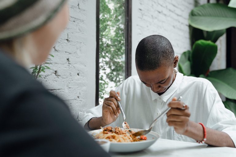 Aprenda como tirar manchas de comida da roupa.